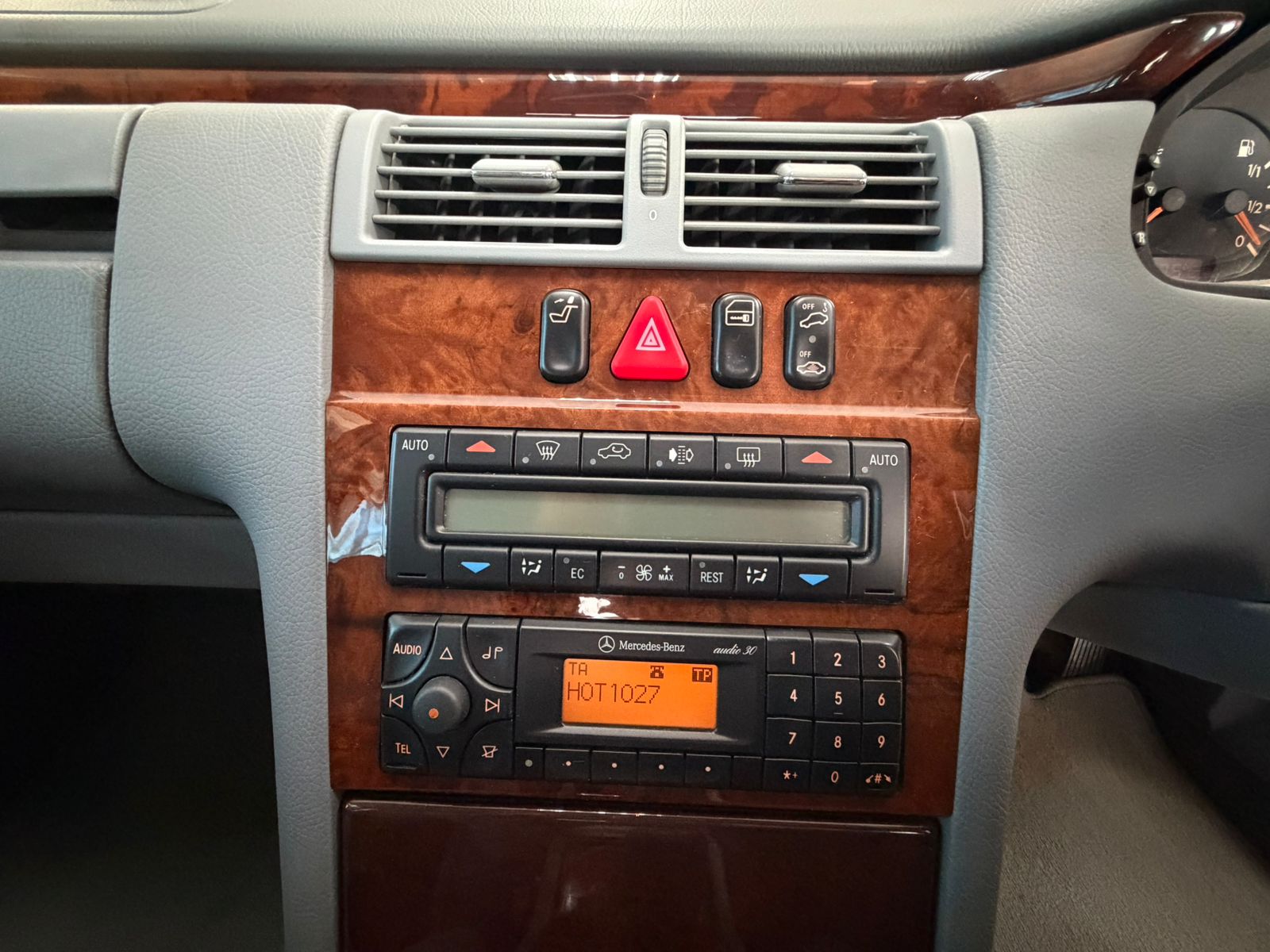 Mercedes-Benz E-Class E200 K Elegance Auto Listing Quality 49% Flyer Preview 2001